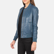 
Blue Sheepskin Leather Bomber Jacket - Vista posterior con hombros definidos y bajo impecable