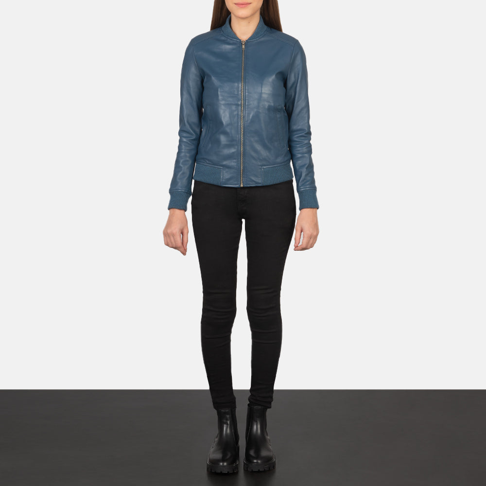 
Bliss Azul Chaqueta Bomber de Cuero para Mujer - Vista lateral mostrando el corte ergonómico de mangas