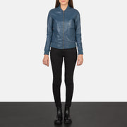 
Bliss Azul Chaqueta Bomber de Cuero para Mujer - Vista lateral mostrando el corte ergonómico de mangas
