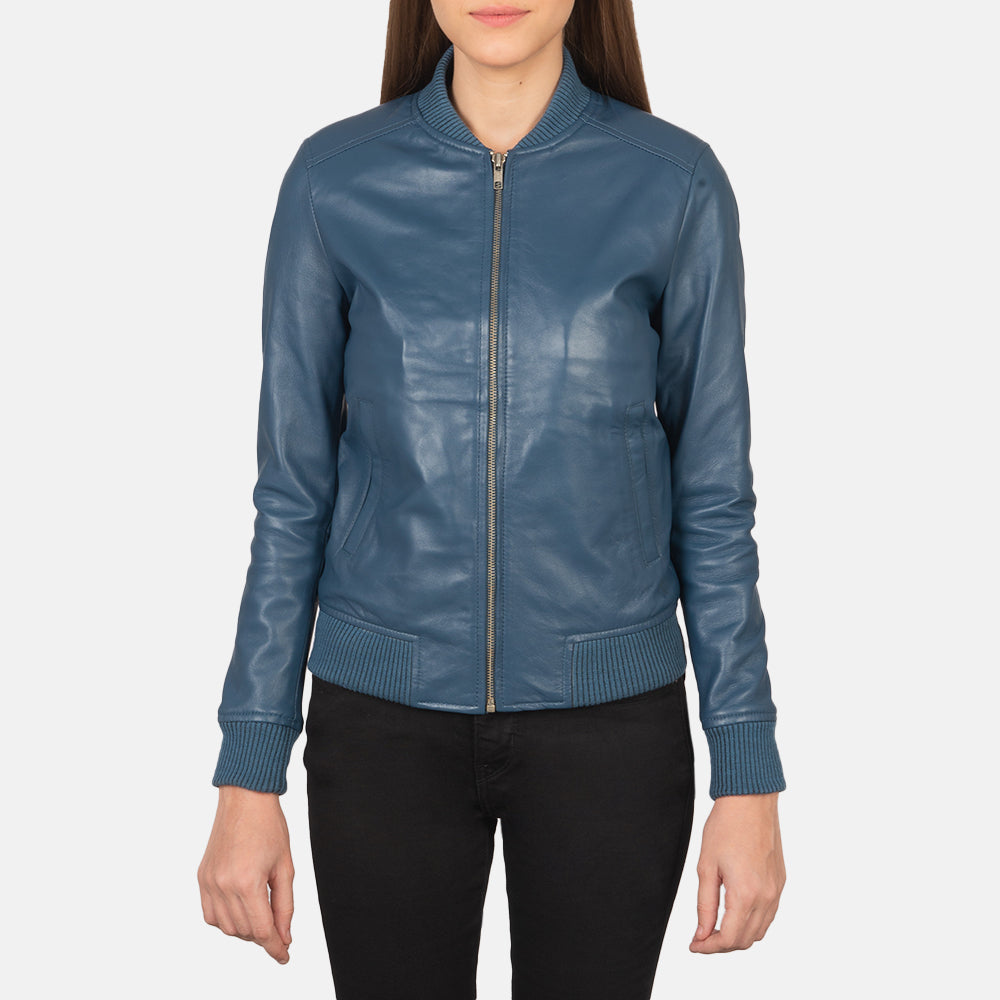 
Vista de detalle of Varsity - Rib Knit & Zipper with Wind Flap Hardware on Bliss Azul Chaqueta Bomber de Cuero para Mujer