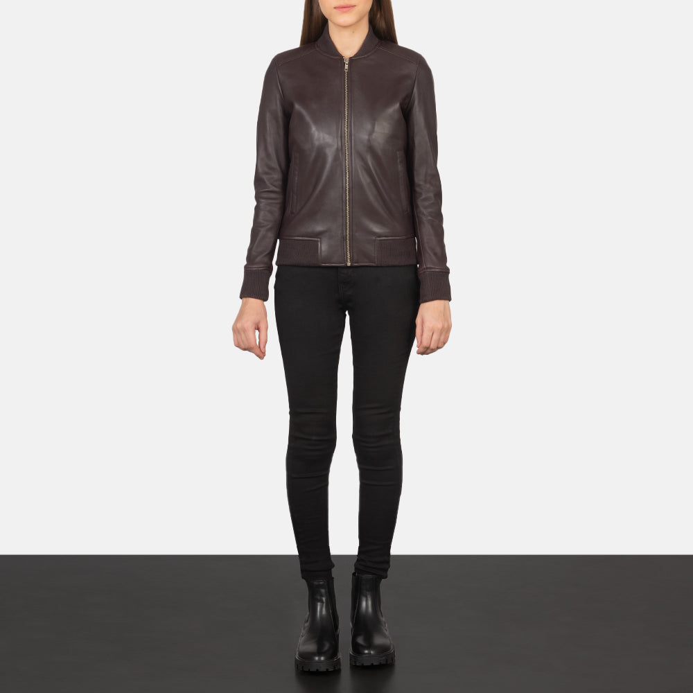 Women's Bliss Granate Cazadora Bomber de Cuero para Mujer - Vista de perfil lateral con corte ergonómico de manga