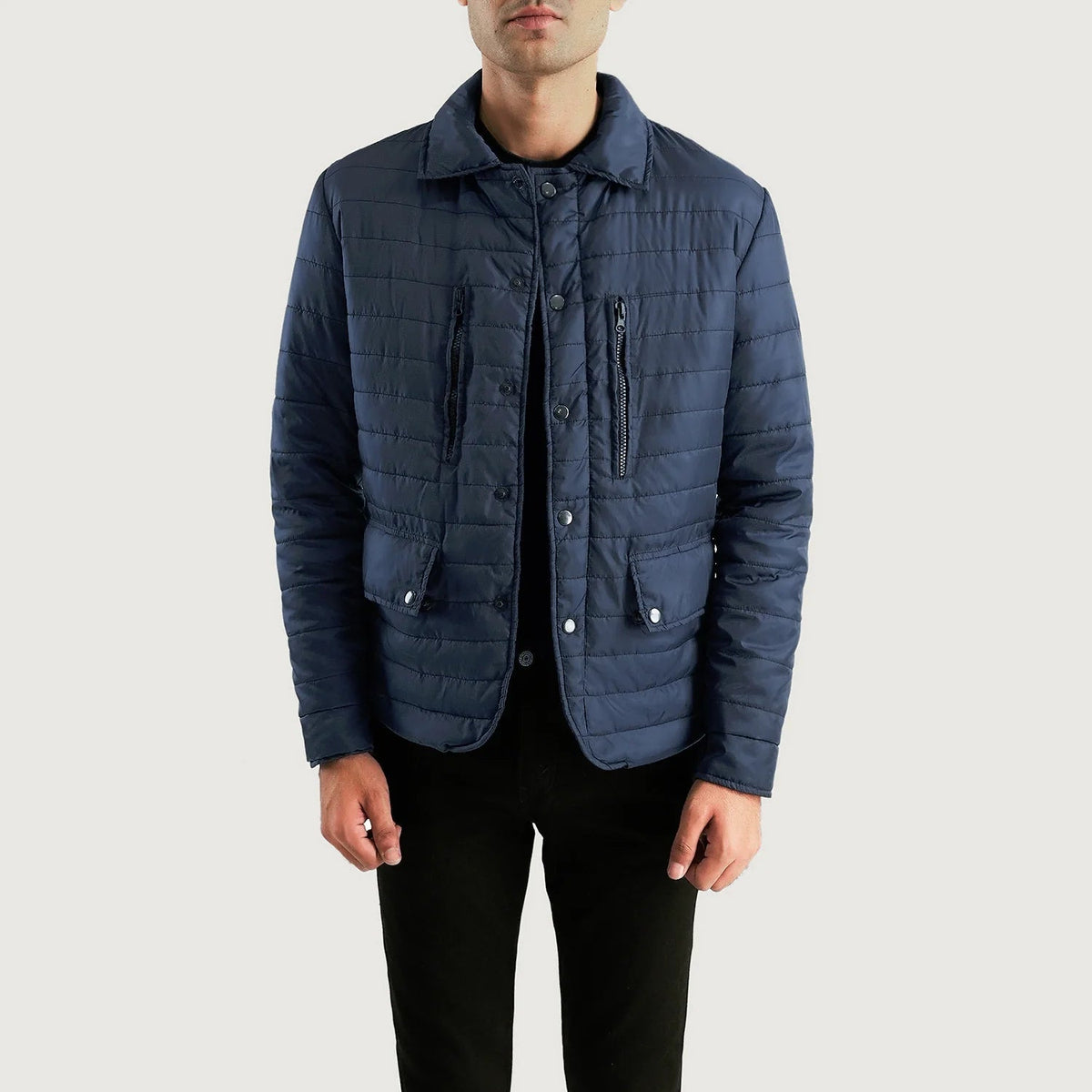 Men's Bo Quilt Windbreaker Chaqueta de Cuero para Hombre in Navy Blue Nylon - Vista frontal y silueta a medida | Comprar online