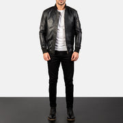 Men's Bomia Ma-1 Black Leather Bomber Jacket - Vista de perfil lateral con corte ergonómico de manga