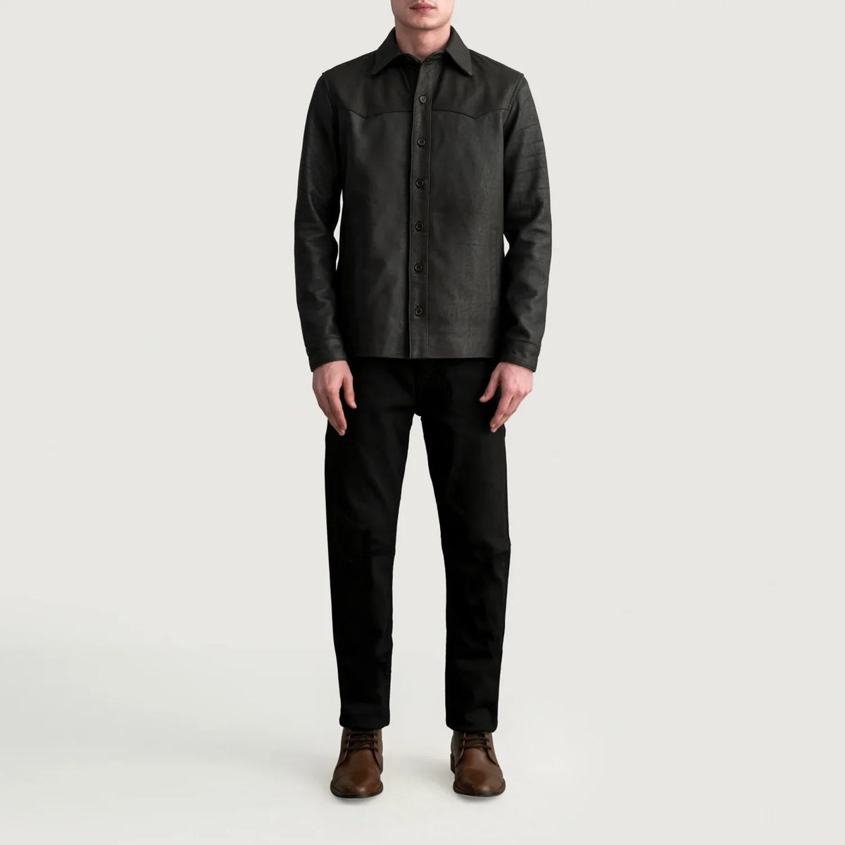 Detalle de cerca of Shirt &amp; Buttons Hardware on Bronco Tumbled Marrón Leather Shirt para Hombre