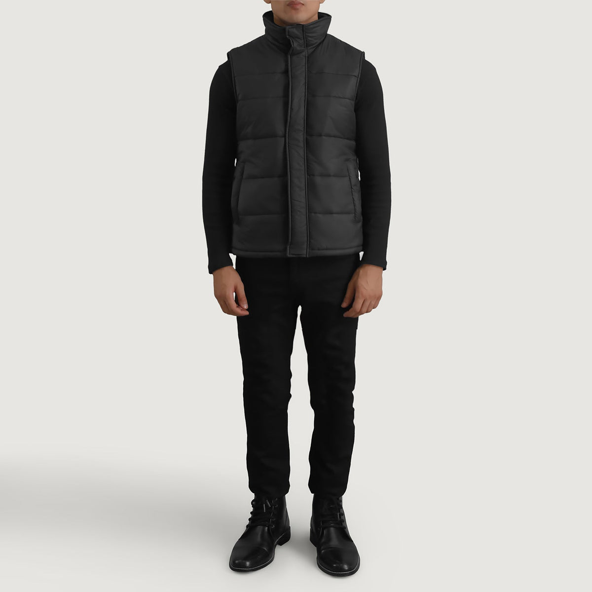 Bryan Negro Puffer Vest para Hombre - Vista de perfil lateral con corte ergonómico de manga