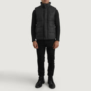 Bryan Negro Puffer Vest para Hombre - Vista de perfil lateral con corte ergonómico de manga