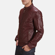 
Maroon Sheepskin Leather Biker Jacket - Vista posterior con hombros definidos y bajo impecable