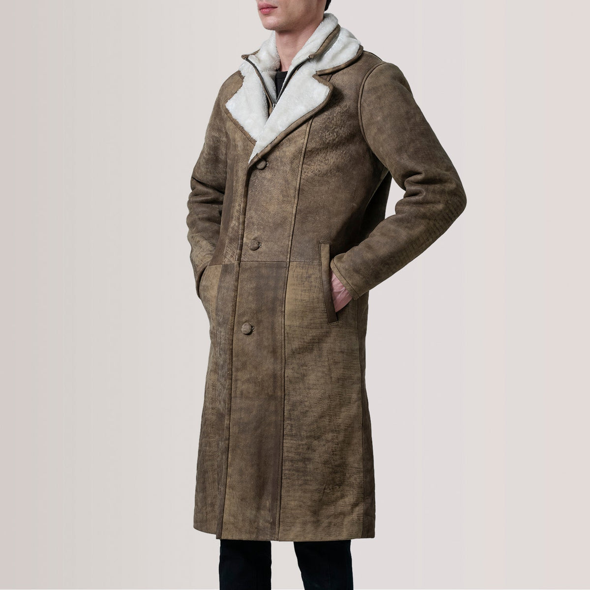 Cai Distressed Brown Leather Shearling Coat For Men - Vista lateral mostrando el corte ergonómico de mangas