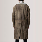 Detalle de cerca of Notch &amp; Button Hardware on Cai Efecto Envejecido Marrón Leather Shearling Abrigo de Cuero para Hombre For Men