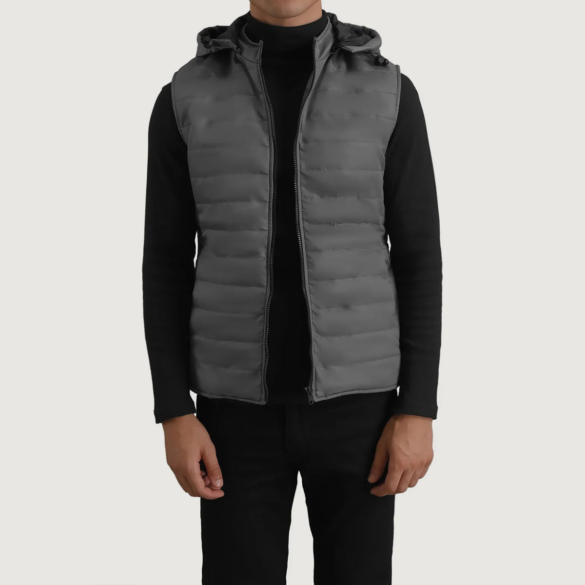 
Carlo Gris Chaleco acolchado con capucha para Hombre in Green Full-Grain Leather - Vista frontal y silueta entallada | Comprar online
