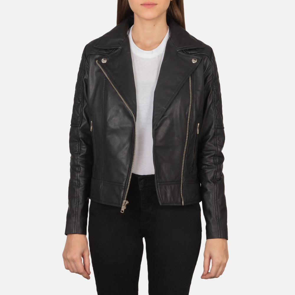 
Carolyn Quilted Black Biker Jacket in Black Goatskin Leather - Vista frontal y silueta entallada | Comprar online