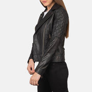 
Black Goatskin Leather Biker Jacket - Vista posterior con hombros definidos y bajo impecable