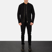 Men's Charcoal Negro Suede Chaqueta Biker de Cuero para Hombre - Vista de perfil lateral con corte ergonómico de manga