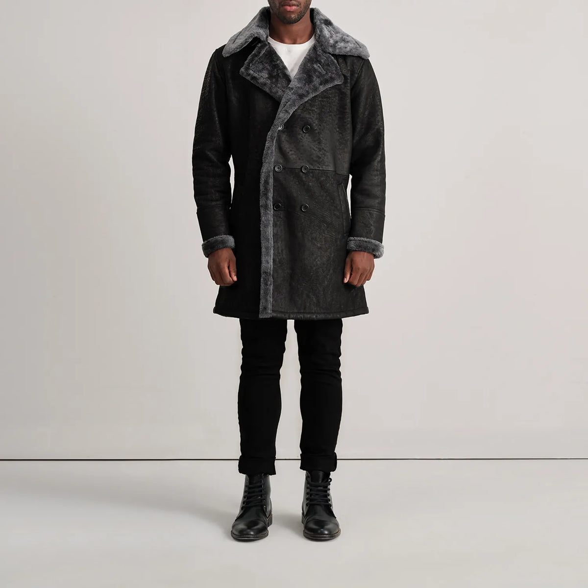 Charles Brown Suede Leather Shearling Double-Breasted Coat - Vista de perfil lateral con corte ergonómico de manga