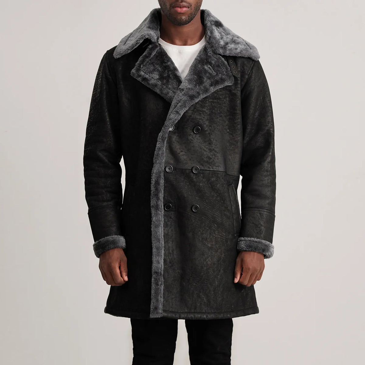 Detalle de cerca of Notch &amp; Button Hardware on Charles Brown Suede Leather Shearling Double-Breasted Coat