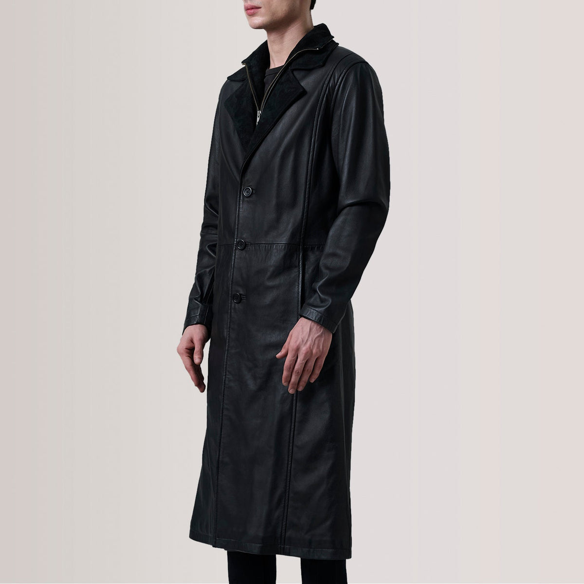 
Charlton Negro Leather Single Breasted Abrigo de Cuero para Hombre For Men - Vista lateral mostrando el corte ergonómico de mangas