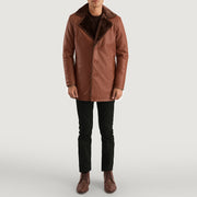 
Canela Marrón Leather Fur Abrigo de Cuero para Hombre - Vista lateral mostrando el corte ergonómico de mangas