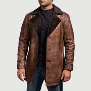 
Canela Distressed Leather Fur Abrigo de Cuero para Hombre in Distressed Brown Sheepskin Burnishing - Vista frontal y silueta entallada | Comprar online