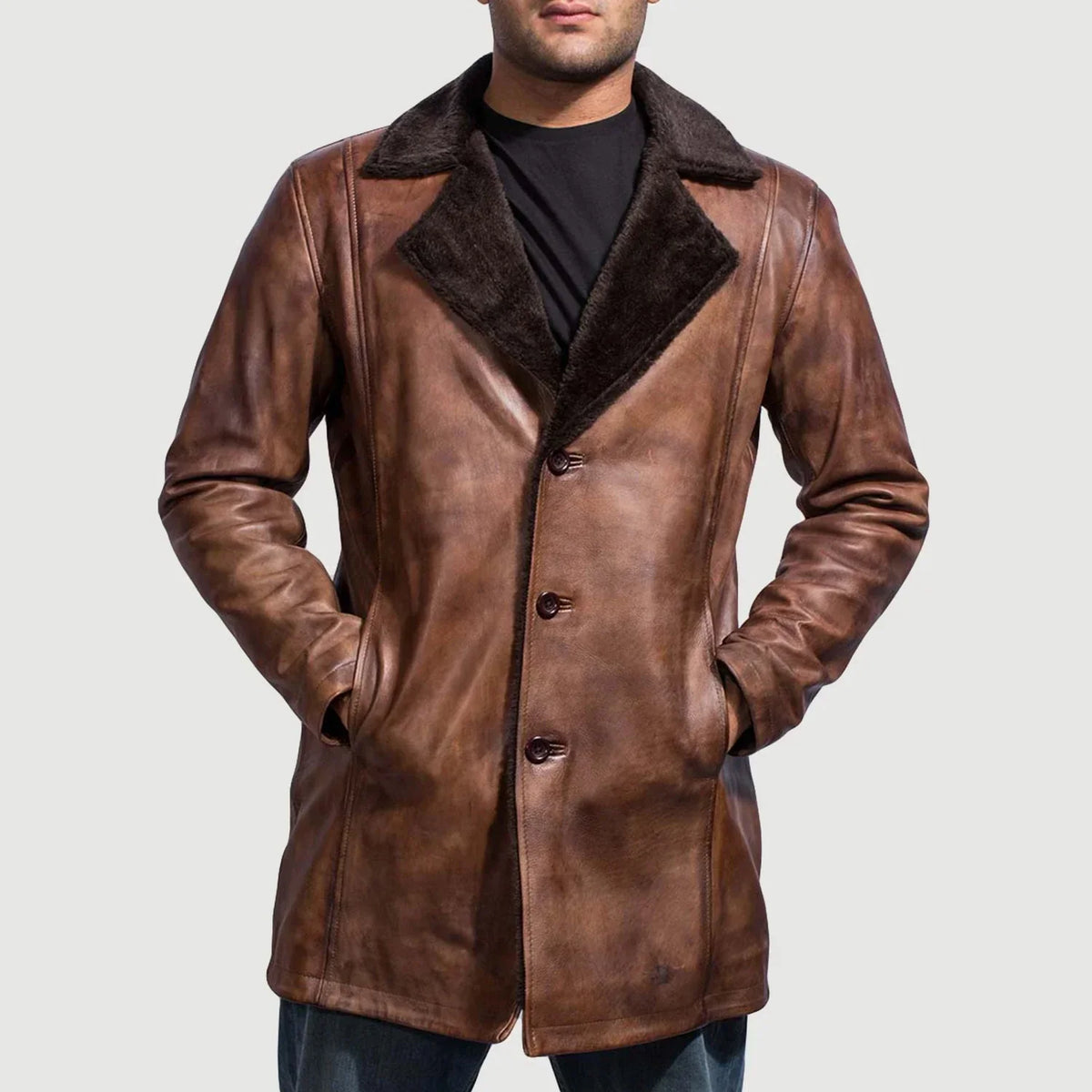 
Canela Distressed Leather Fur Abrigo de Cuero para Hombre - Vista lateral mostrando el corte ergonómico de mangas