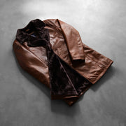 
Perspectiva del modelo vistiendo Canela Distressed Leather Fur Abrigo de Cuero para Hombre en modelo con caída natural bajo luz de día