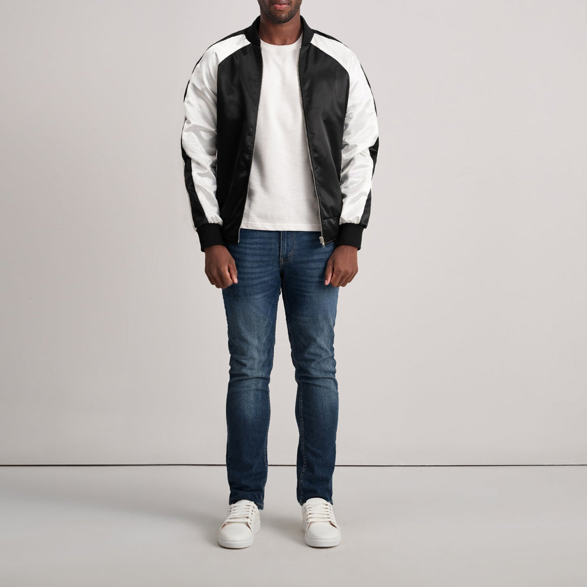 Detalle de cerca of Varsity &amp; Zipper Hardware on Clarke Negro Varsity Chaqueta de Cuero para Hombre