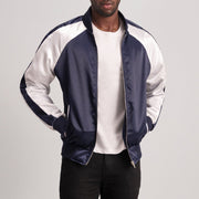 
Clarke Azul Varsity Chaqueta de Cuero para Hombre - Vista lateral mostrando el corte ergonómico de mangas