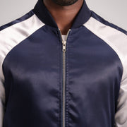 
Vista interior Showing Quilted Polyester Lining & Dos bolsillos interiores de utilidad