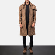 Men's Classic Marrón Leather Duster para Hombre in Distressed Brown Sheepskin Snuffed - Vista frontal y silueta a medida | Comprar online