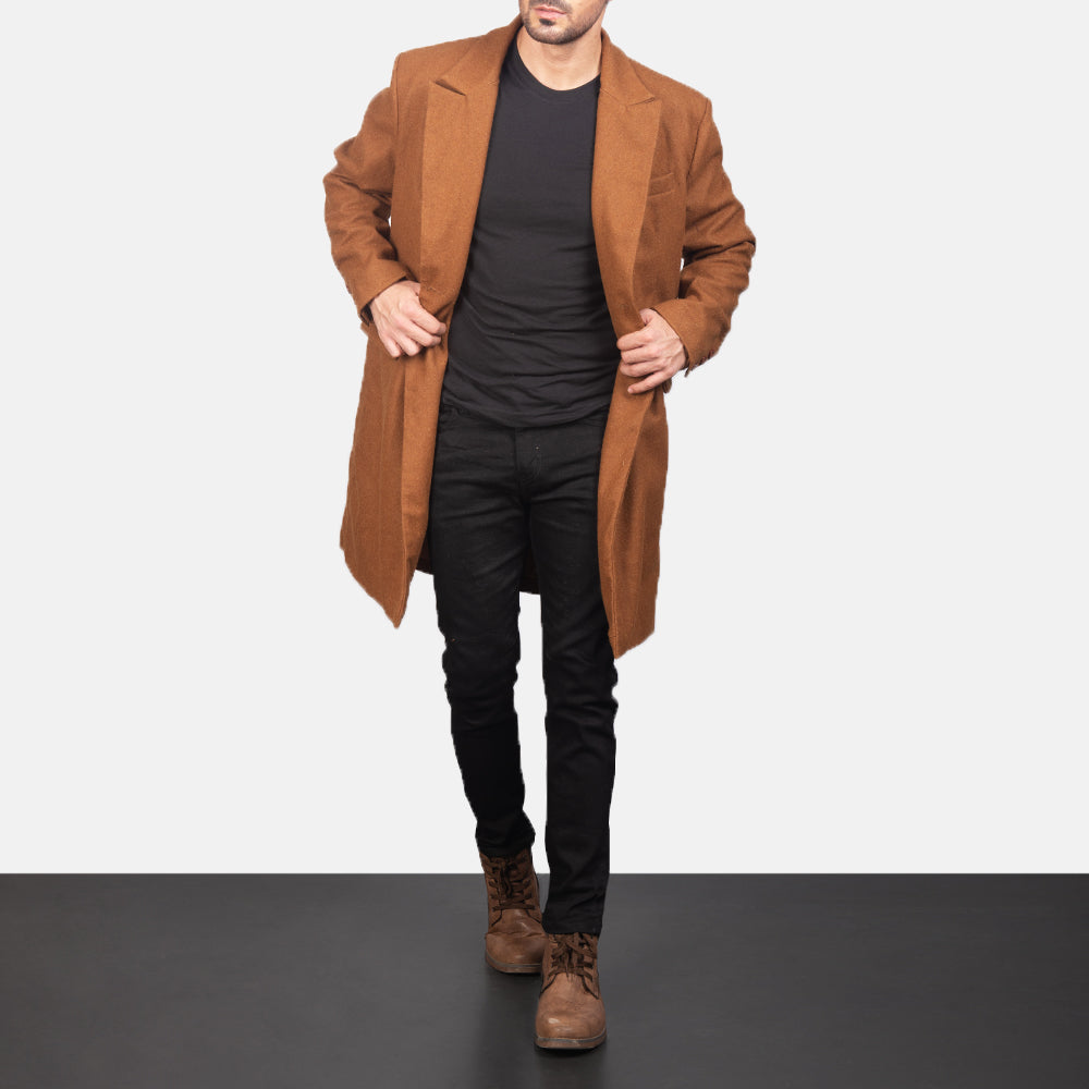 Detalle de cerca of Notch &amp; Button Hardware on Men's Claud Khaki Wool Double Breasted Coat