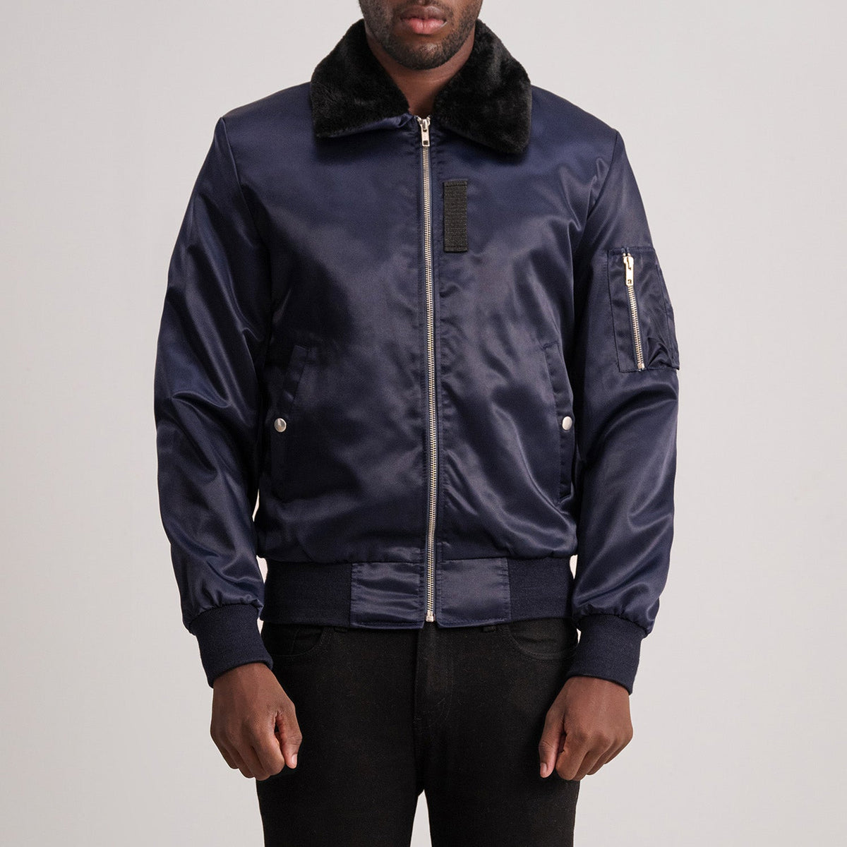 
Clyde B-15 Azul Chaqueta Bomber de Cuero para Hombre in Blue Satin - Vista frontal y silueta entallada | Comprar online
