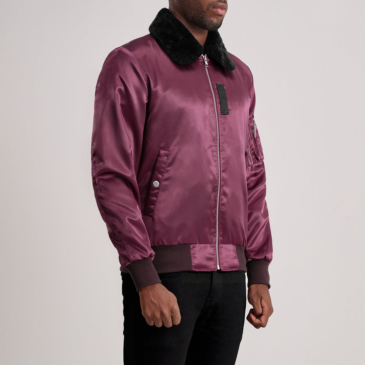 Maroon Satin Bomber Jacket - Vista trasera con ajuste entallado en hombros y bajo impecable