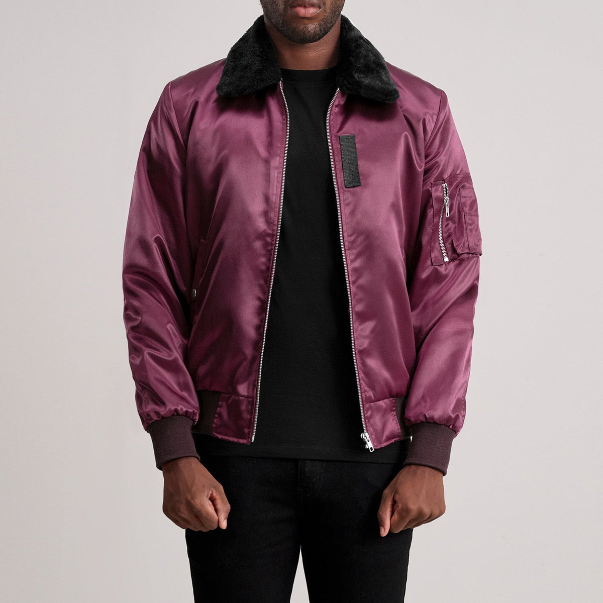 Clyde B-15 Granate Cazadora Bomber de Cuero para Hombre - Vista de perfil lateral con corte ergonómico de manga