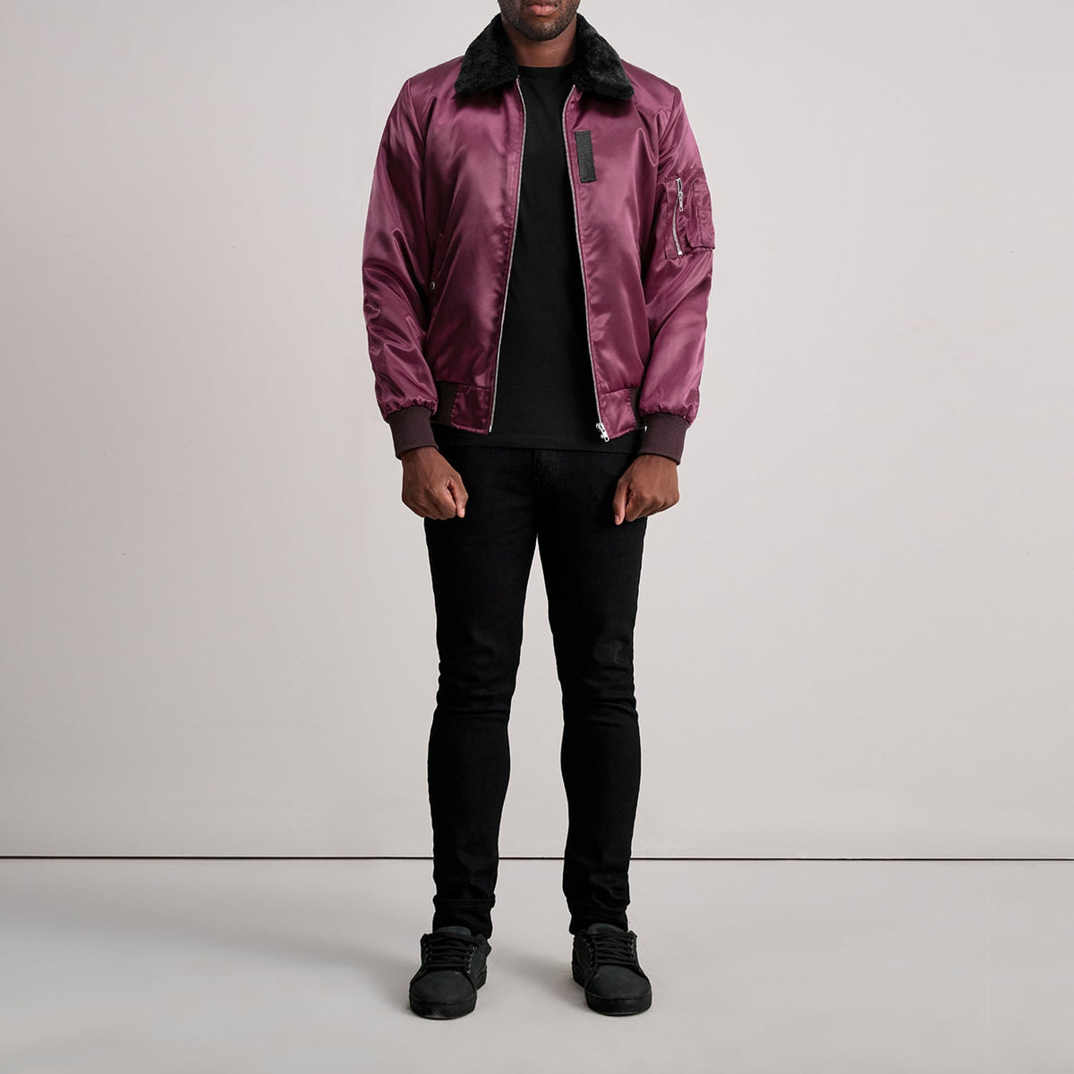 Detalle de cerca of Removable faux fur collar &amp; Zipper Hardware on Clyde B-15 Granate Cazadora Bomber de Cuero para Hombre