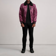 Detalle de cerca of Removable faux fur collar &amp; Zipper Hardware on Clyde B-15 Granate Cazadora Bomber de Cuero para Hombre