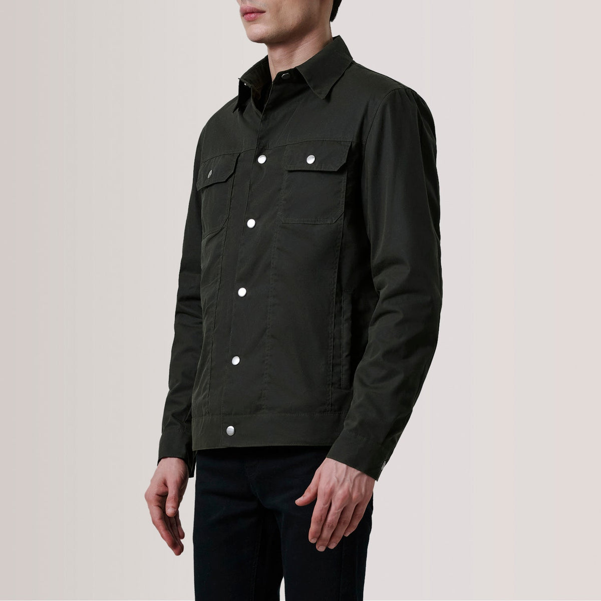 
Colberto Olive Waxed Canvas Trucker Chaqueta de Cuero para Hombre For Men - Vista lateral mostrando el corte ergonómico de mangas