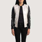 Women's Cole Silver Cazadora Bomber de Cuero para Mujer - Vista de perfil lateral con corte ergonómico de manga