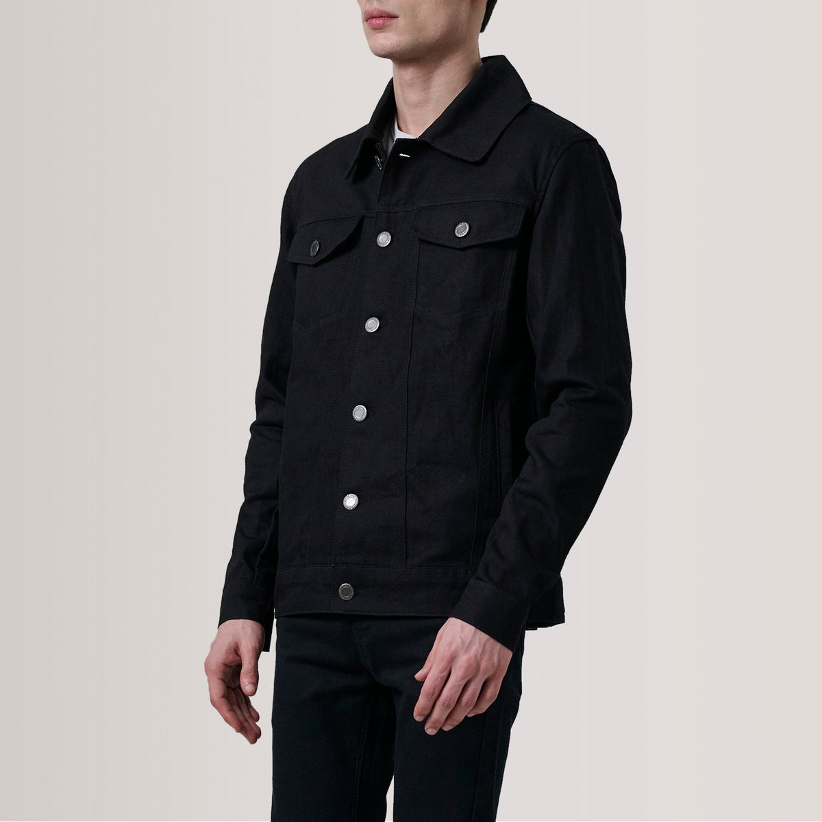 Conard Negro Denim Trucker Chaqueta de Cuero para Hombre For Men - Vista de perfil lateral con corte ergonómico de manga
