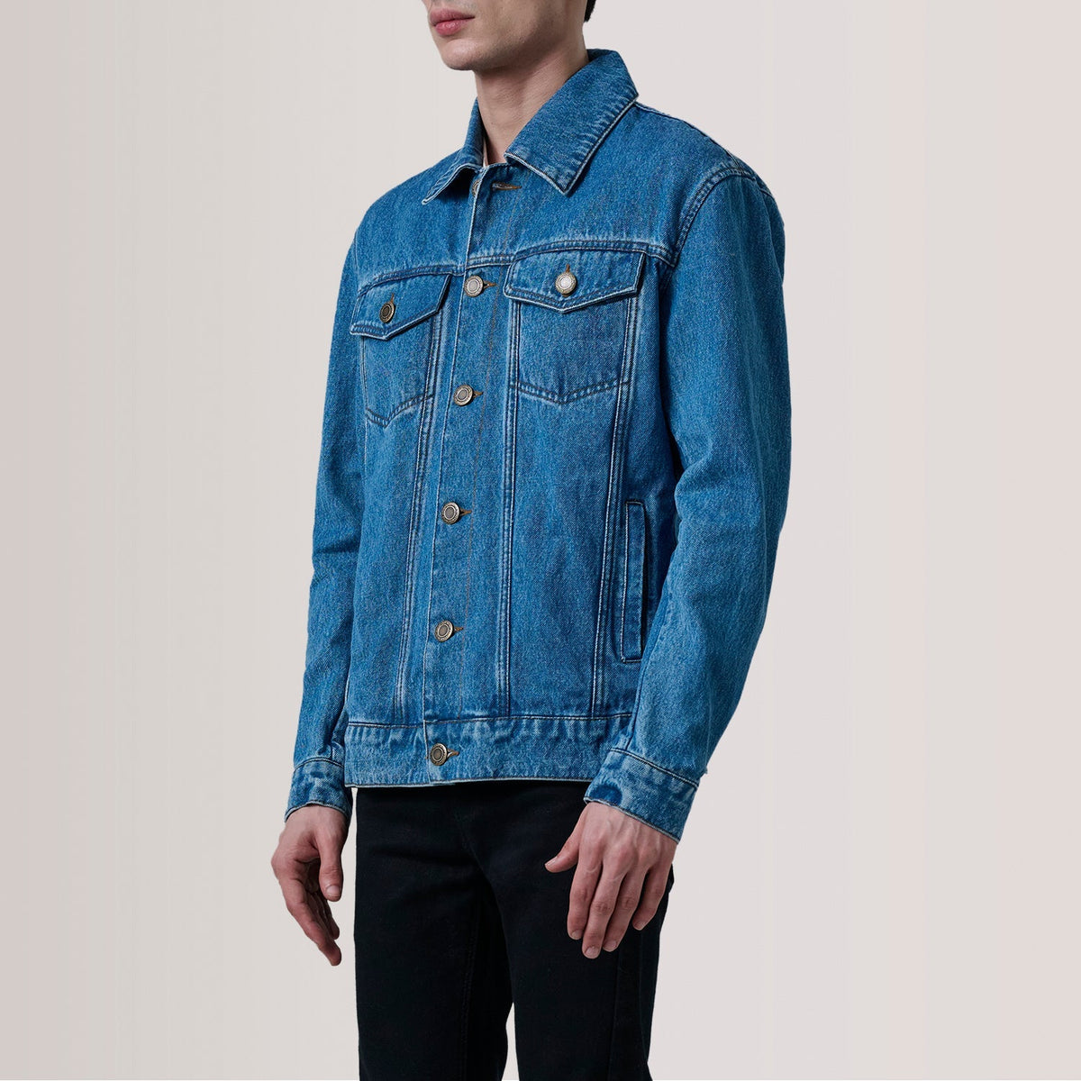 Conard Azul Denim Trucker Chaqueta de Cuero para Hombre For Men - Vista de perfil lateral con corte ergonómico de manga