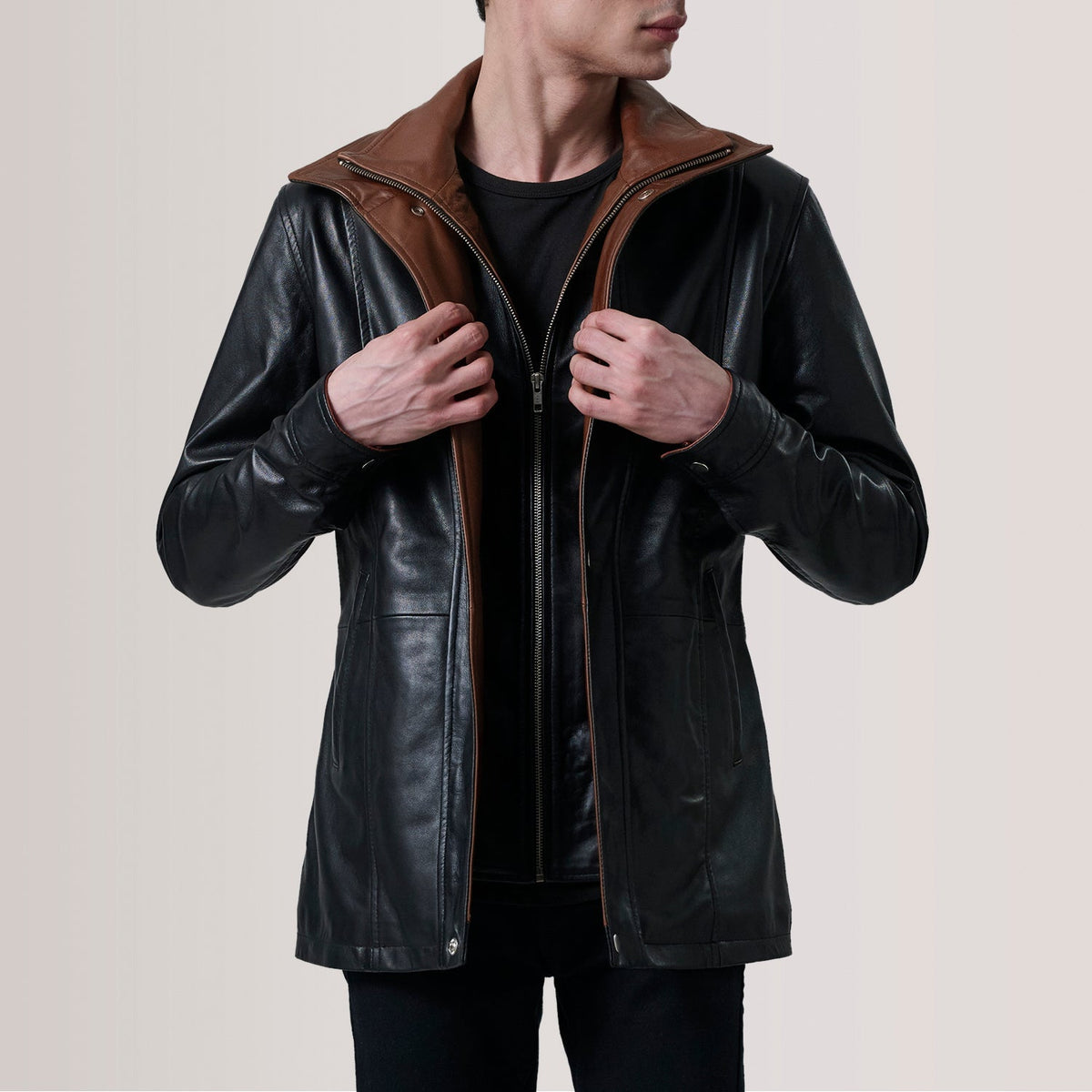 Connor Black Leather Coat For Men in Black Sheepskin Leather - Vista frontal y silueta a medida | Comprar online