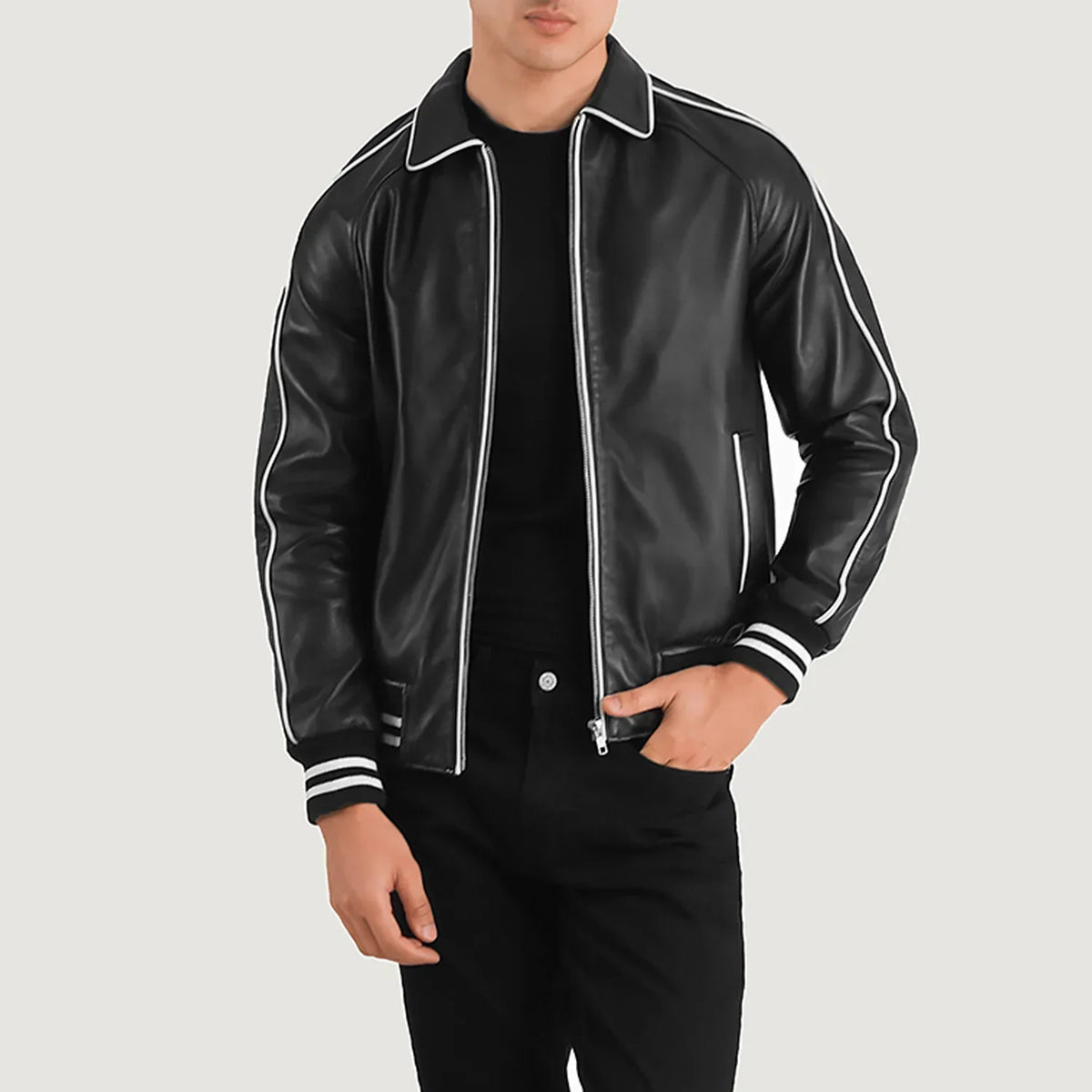 
Cooper Negro Leather Varsity Chaqueta de Cuero para Hombre in Black Sheepskin Leather - Vista frontal y silueta entallada | Comprar online