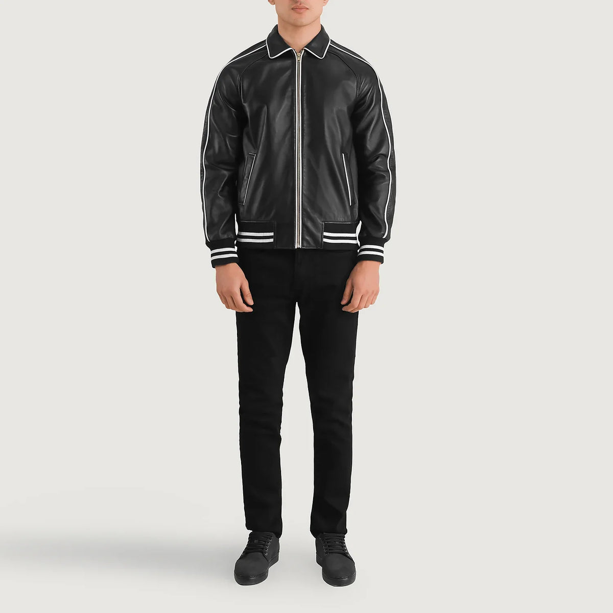 
Cooper Negro Leather Varsity Chaqueta de Cuero para Hombre - Vista lateral mostrando el corte ergonómico de mangas