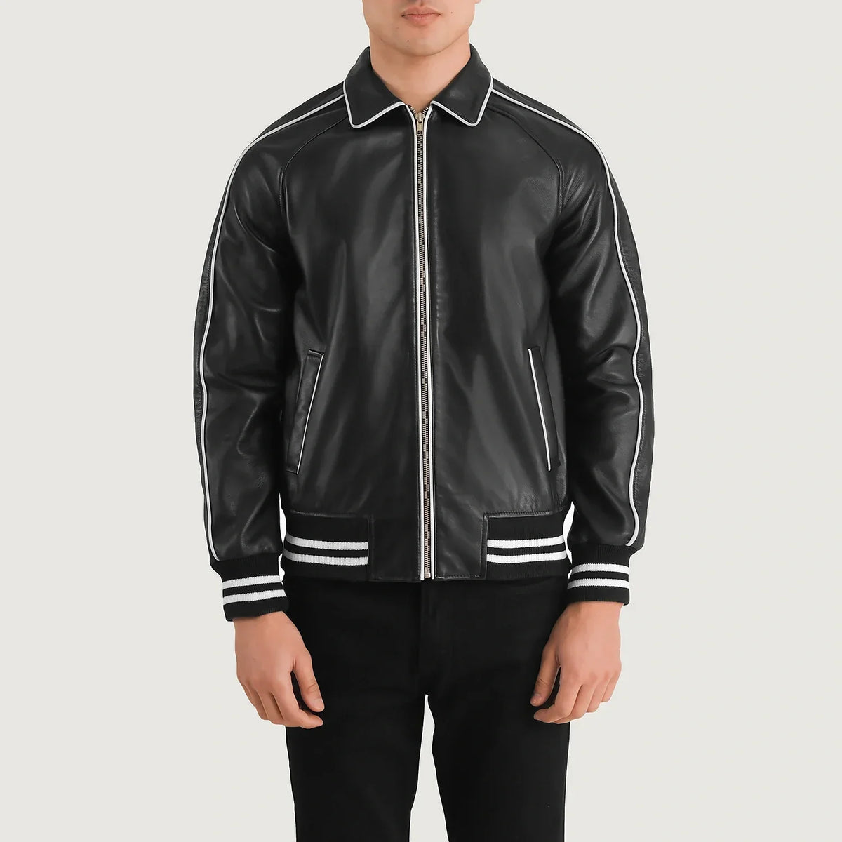 
Vista de detalle of Shirt collar & Zipper Hardware on Cooper Negro Leather Varsity Chaqueta de Cuero para Hombre