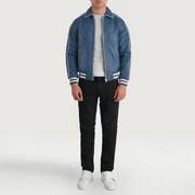 Cooper Azul Leather Varsity Chaqueta de Cuero para Hombre - Vista de perfil lateral con corte ergonómico de manga