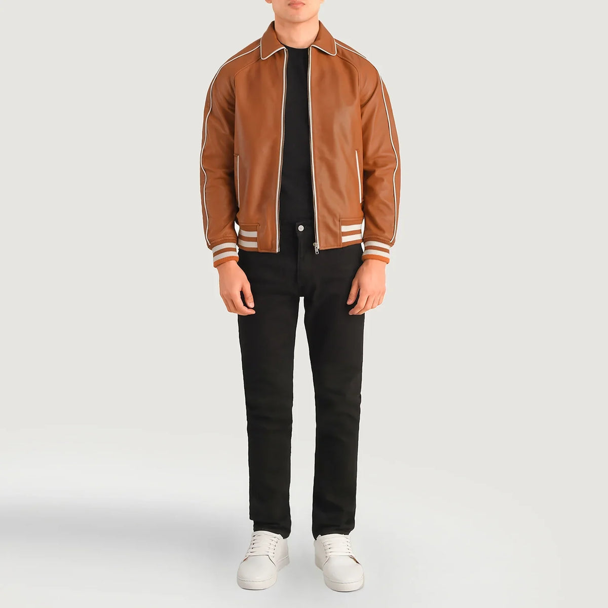 
Cooper Tostado Marrón Leather Varsity Chaqueta de Cuero para Hombre - Vista lateral mostrando el corte ergonómico de mangas