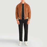 
Cooper Tostado Marrón Leather Varsity Chaqueta de Cuero para Hombre - Vista lateral mostrando el corte ergonómico de mangas