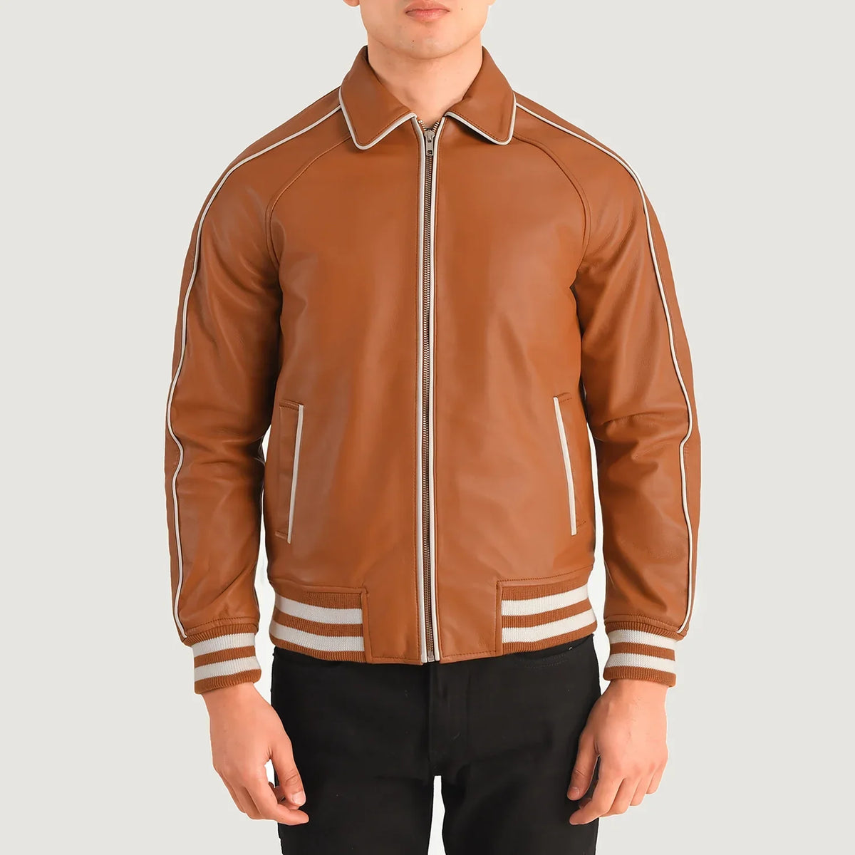 
Vista de detalle of Shirt collar & Zipper Hardware on Cooper Tostado Marrón Leather Varsity Chaqueta de Cuero para Hombre
