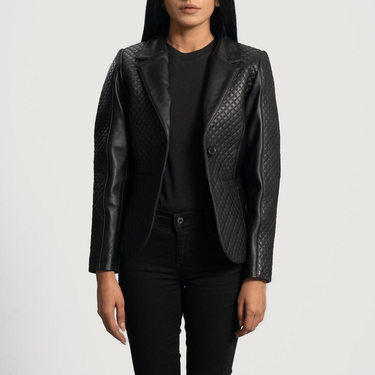 
Black Sheepskin leather Blazer - Vista posterior con hombros definidos y bajo impecable