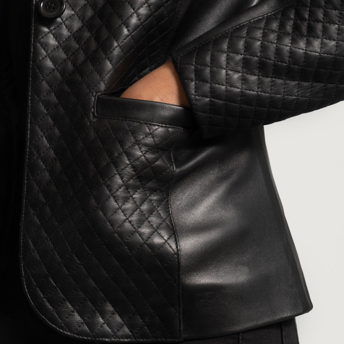 
Vista de detalle of Notch & Button Hardware on Cora Acolchado Negro Blazer de Cuero de Cuero para Mujer