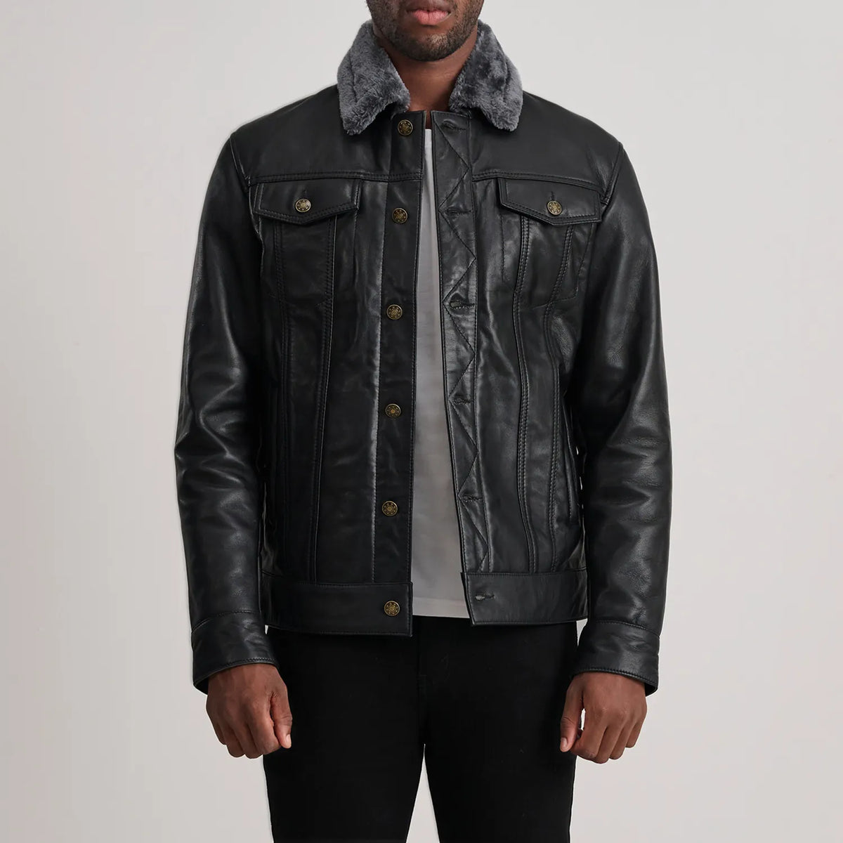 
Dallis Negro Leather Shearling Trucker Chaqueta de Cuero para Hombre in Black Sheepskin Leather - Vista frontal y silueta entallada | Comprar online