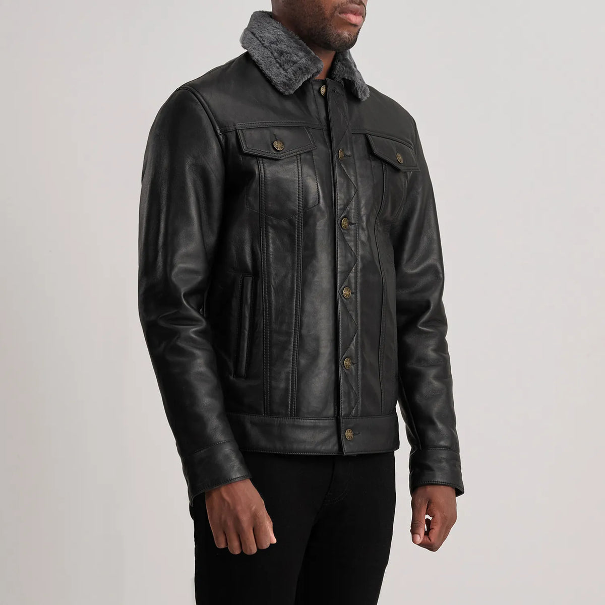 
Black Sheepskin Leather Aviator Jacket - Vista posterior con hombros definidos y bajo impecable